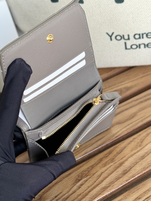 イヴサンローラン財布着用イメージ